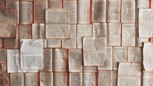 Aufgeschlagene Bücher von oben fotografiert.