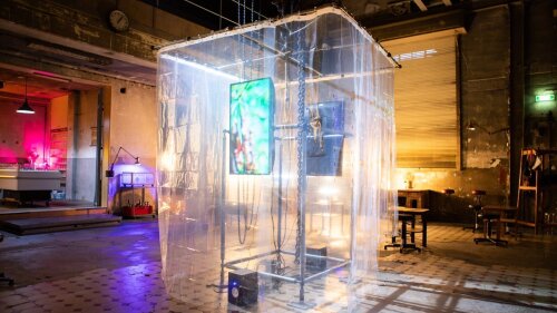 Medieninstallation „(Postcards from) paper-thin Weimar Republic“  von Saffi Adler