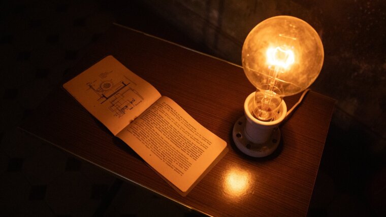 Eine Lampe auf einem Tisch im Trafo Jena.