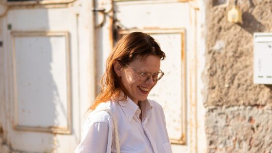 Künstlerin Saffi Adler am Abend der Präsenation beim Trafo in Jena.