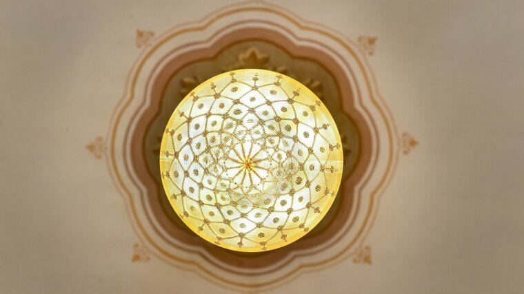 Ornamentierte, runde Lampe im Ernst-Haeckel-Haus