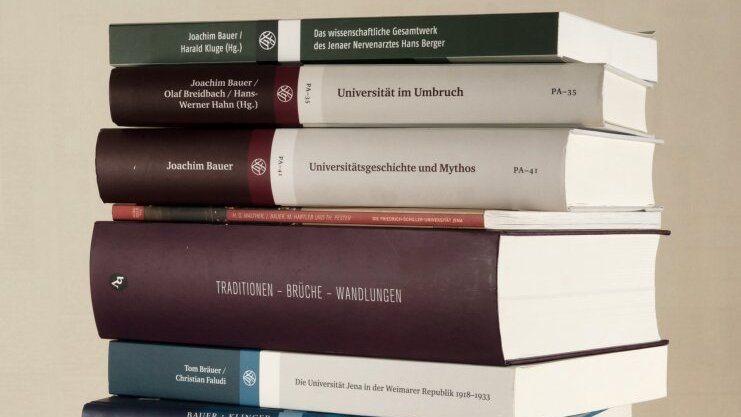 Fotografie eines Stapels von Büchern zum Thema Universitätsgeschichte